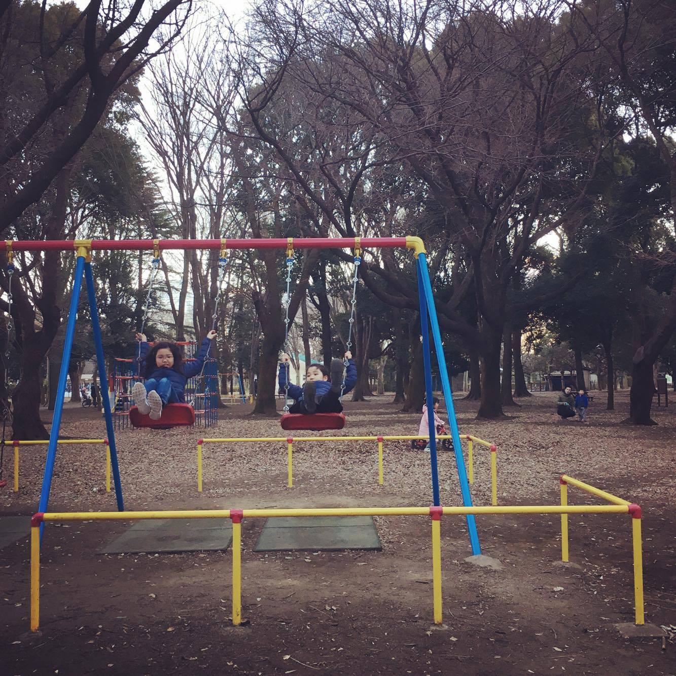 終わりは砧公園でちょっとだけ遊んで帰りました。良い天気の日曜日。さあ、帰って仕事の続きをしなければ〜