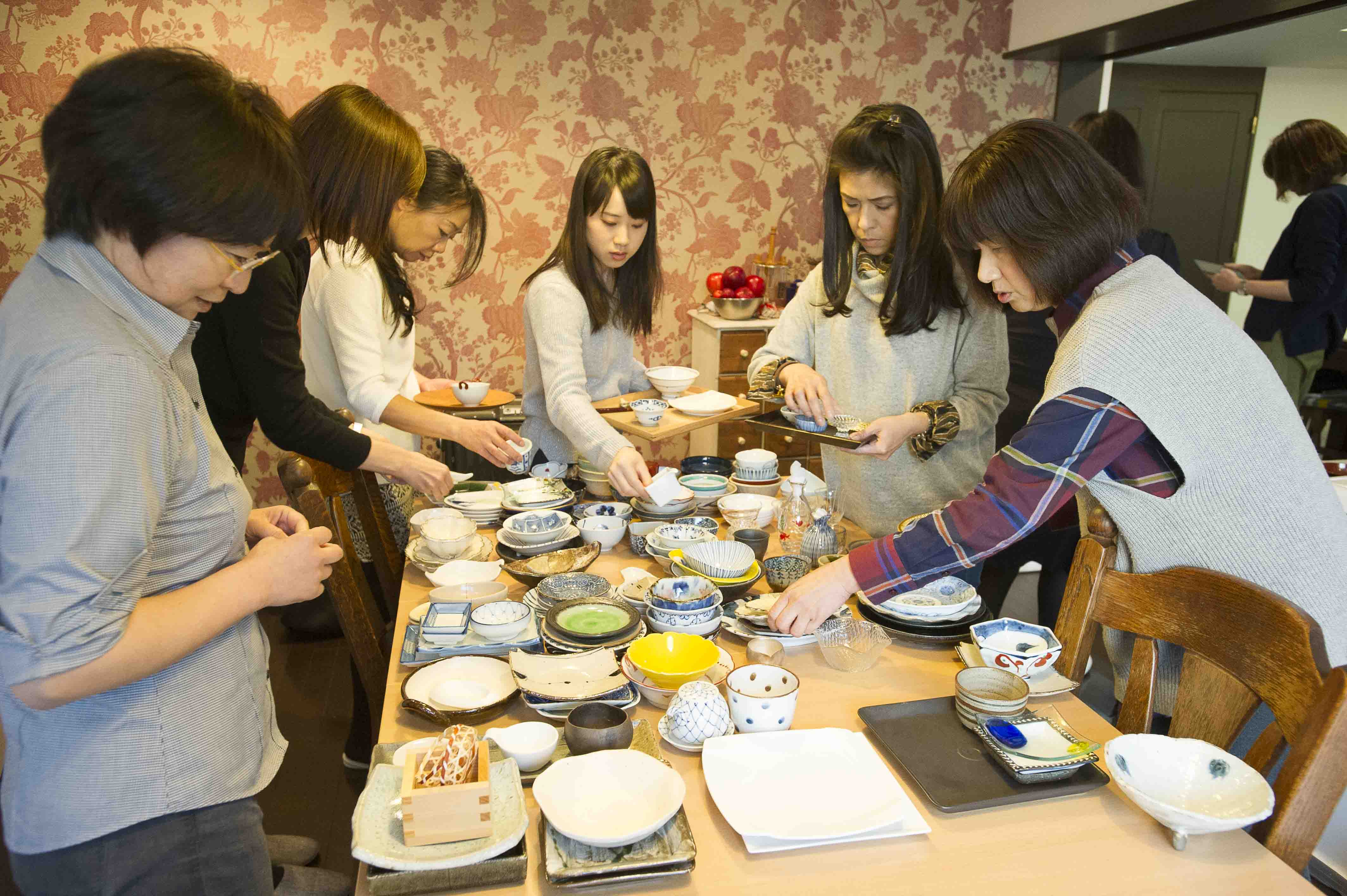 くじ引きでテーマが決まったあとはまずは食器選びから。