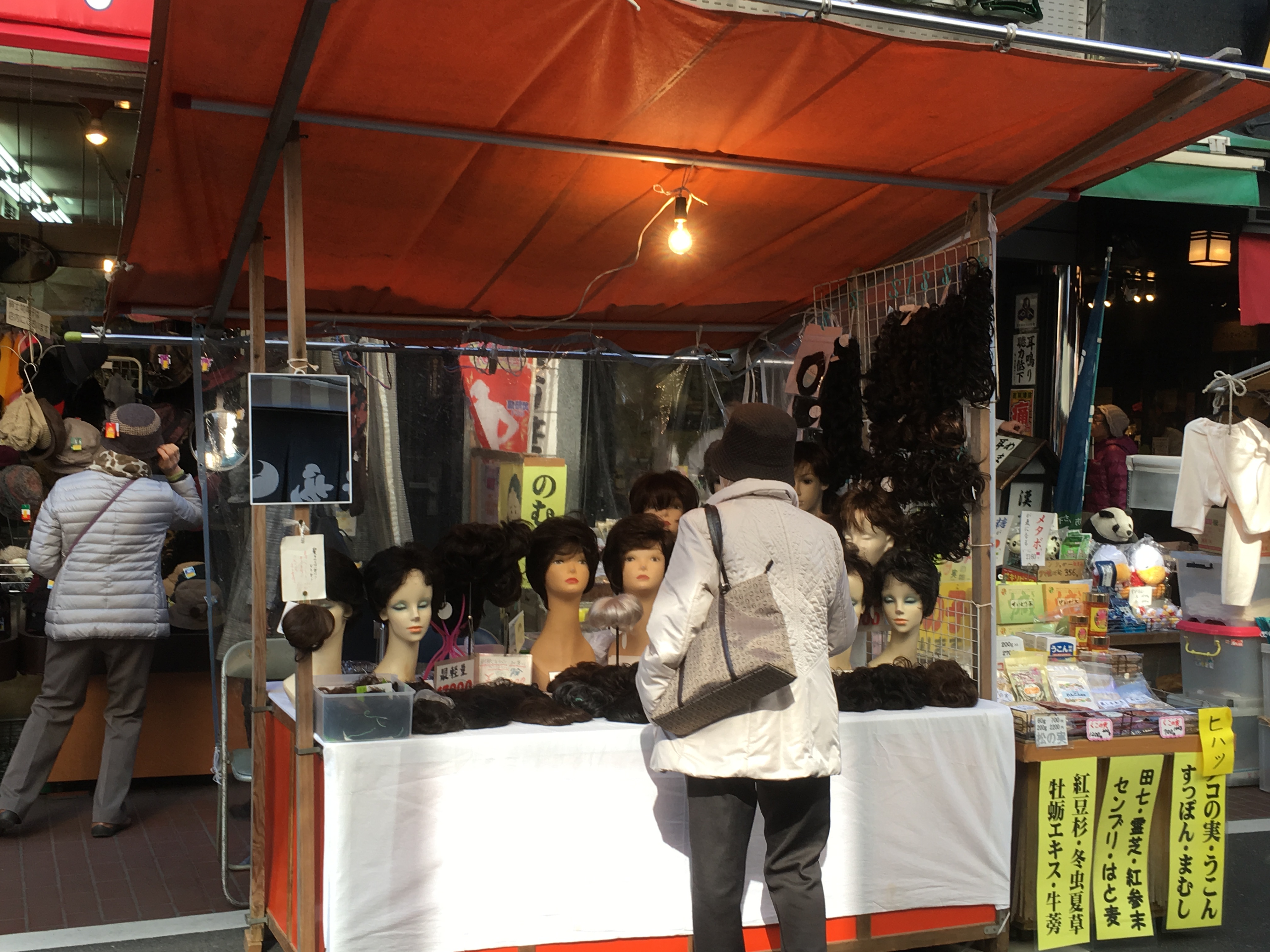 なんとカツラが!こんな露店は初めて見ましたが、なんだかたくましさを感じ、元気をいただきました。