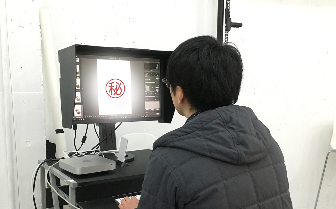 PCで確認しながら撮った写真をチェックしています。