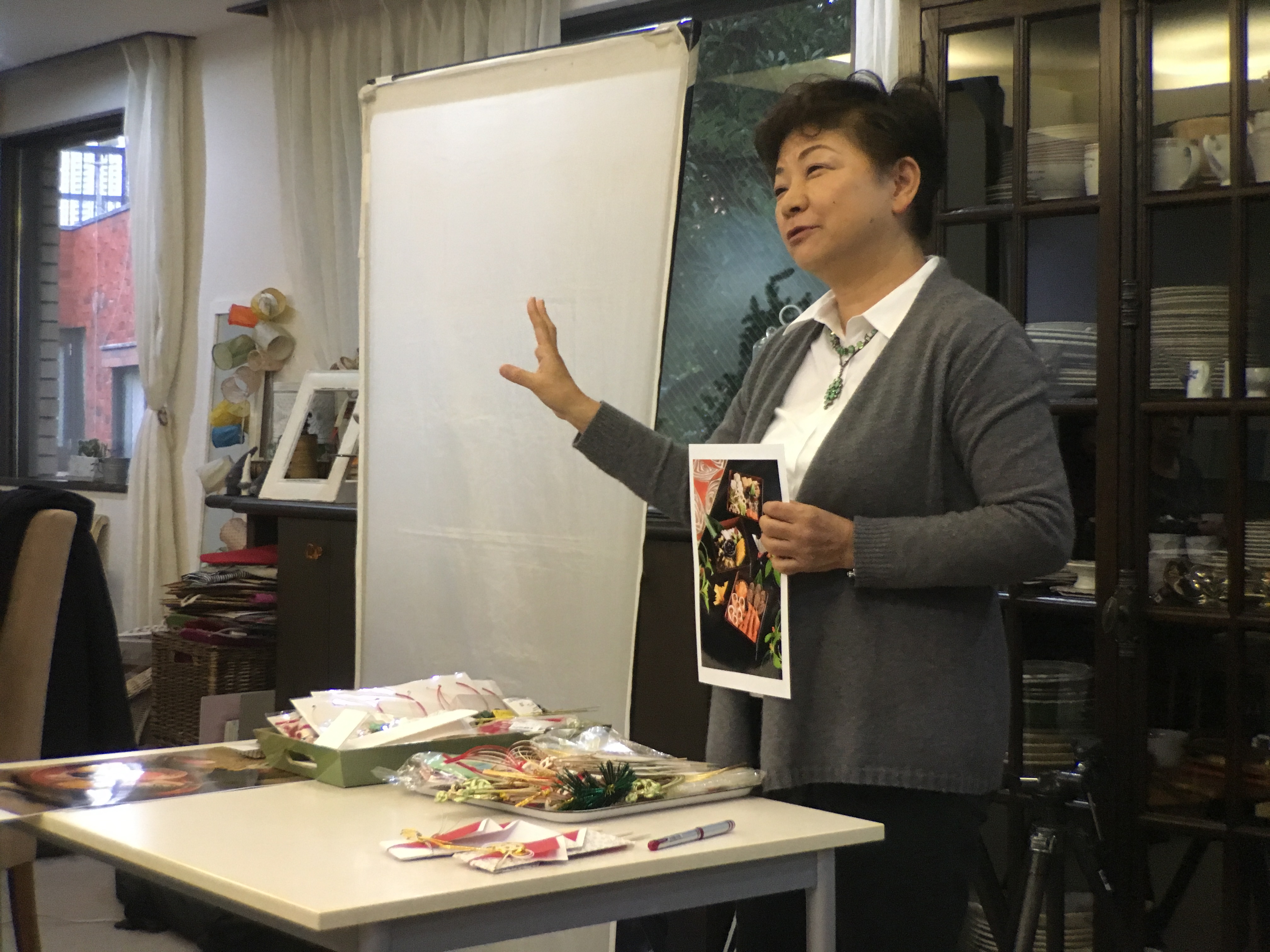 この日は特別講師で小林先生に正月のお飾りについて学びました。