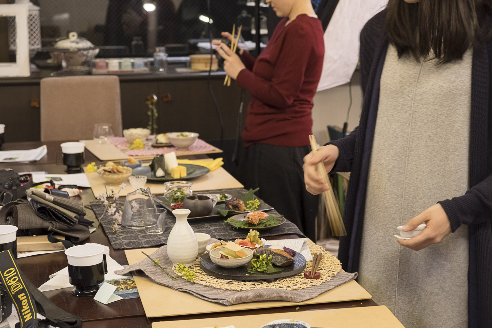 集めた器や食材で実際に組み立てていきます。